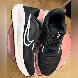 Nike Women's Black and White Athletic Shoes